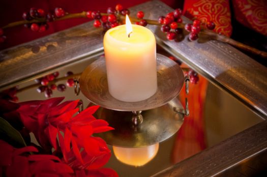 christmas-candle-on-mirror_ceggpo